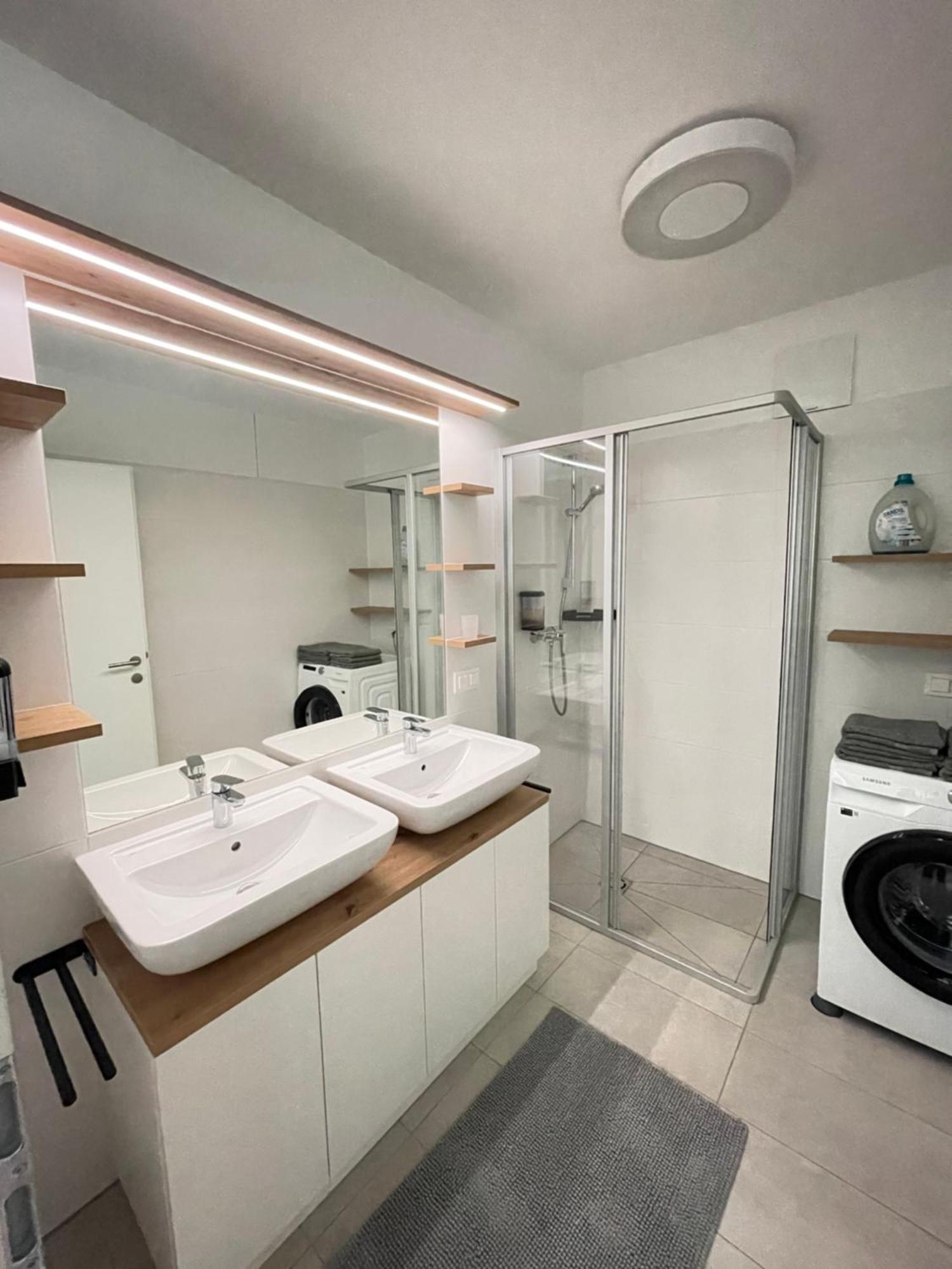 Appartamento 100 Qm Penthouse, Self-Check-In, 2 Parkplaetze Graz Esterno foto