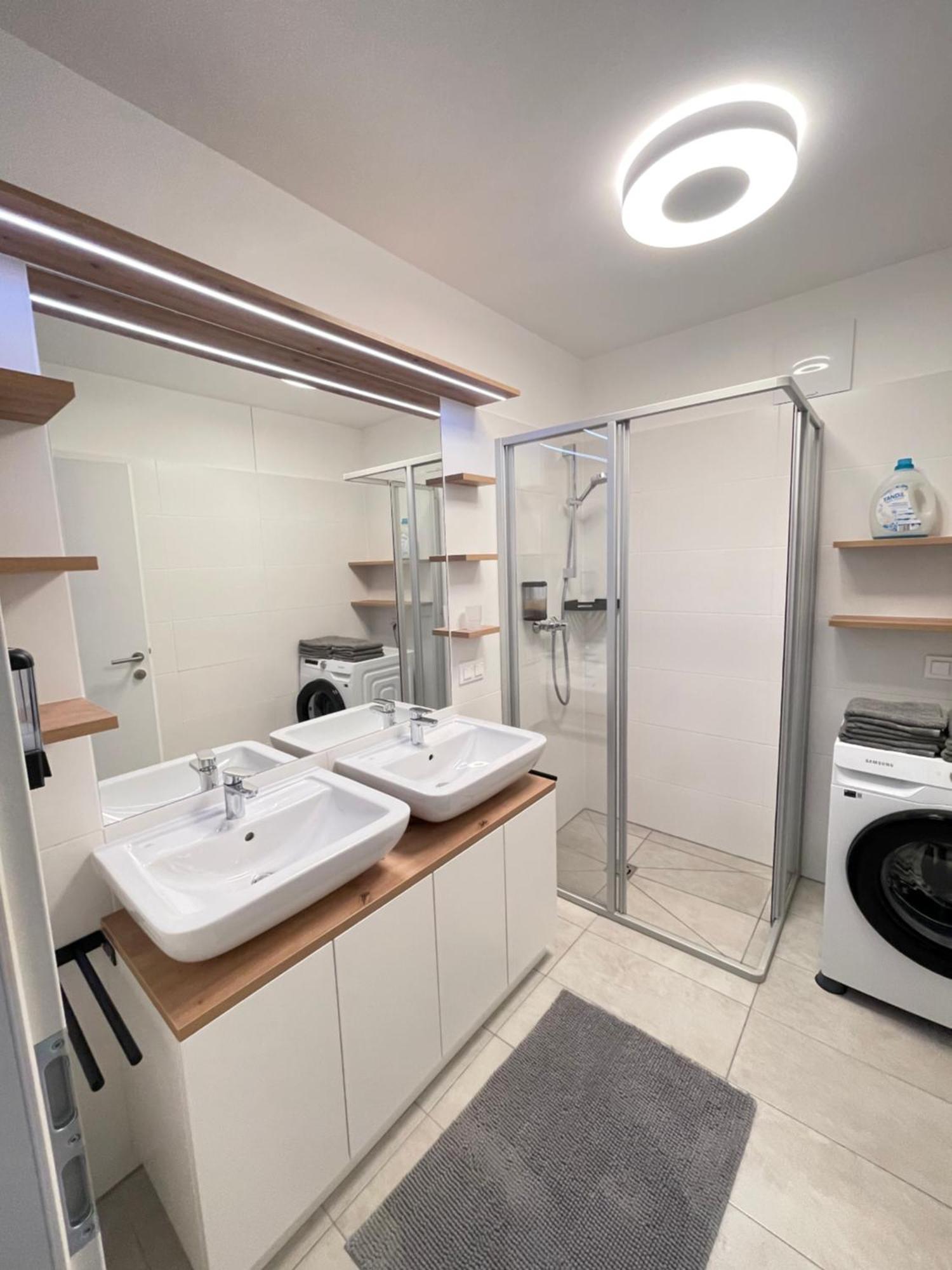 Appartamento 100 Qm Penthouse, Self-Check-In, 2 Parkplaetze Graz Esterno foto
